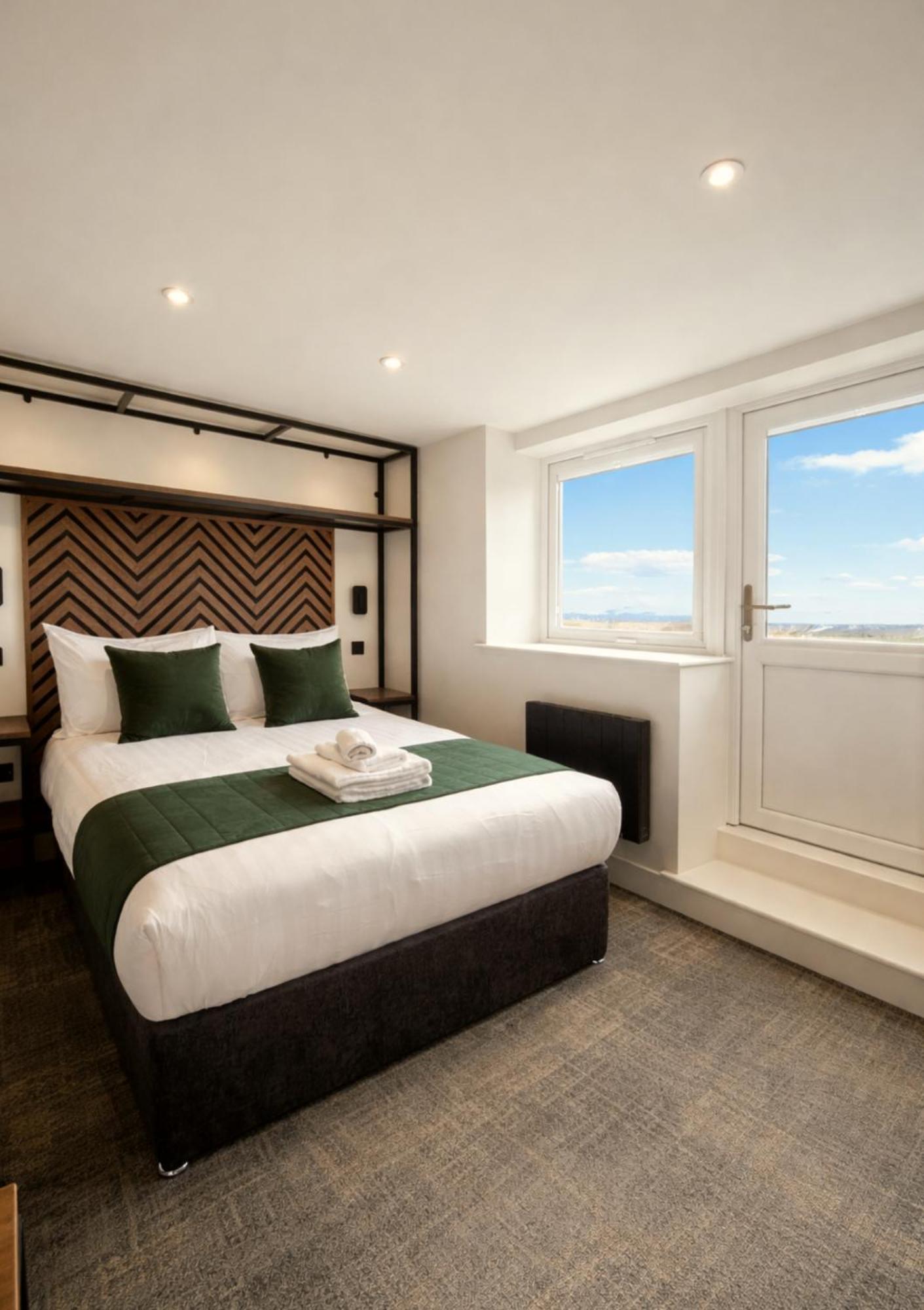 Glass Tower - By Central Beach Leisure — Photos 1